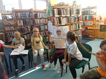 Dzieci pozują do zdjęcia z książkami