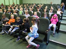 Dzieci biorące udział na spotkaniu z Justyną Bednarek