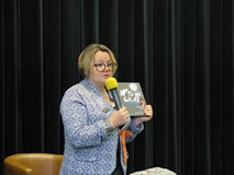 Justyna Bednarek prezentuje swoją książkę 