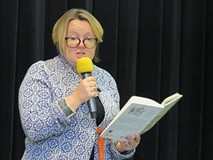 Justyna Bednarek czyta fragment swojej książki