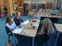 Biblioterka dyskutuje z dziećmi o książce