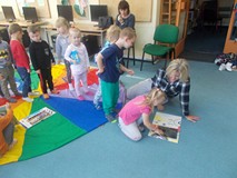 Nauczycielka prezentuje książkę dzieciom