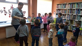 Głowa, ramiona, kolana, pięty- na tempo, bardzo się dzieciom podobały zabawy