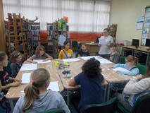 Dzieci słuchają zasad regulaminu konkursu plastycznego 