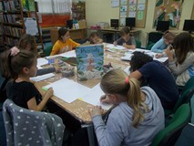 Dzieci podczas wykonywania pracy plastycznej