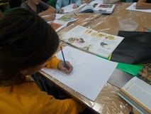 Dziewczynka tworzy swoją pracę