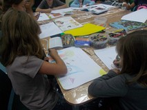 Dwie dziewczynki podczas rysowania pracy plastycznej