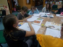 Dzieci portretują życie pszczół