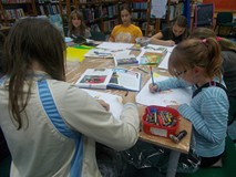 Dzieci rysują pszczoły