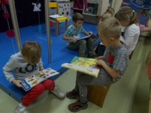 Przedszkolaki zajęte wybieranie książek