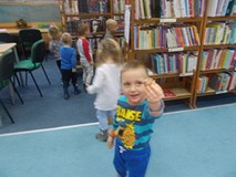 Chłopiec z odnalezionym przez siebie orzechem