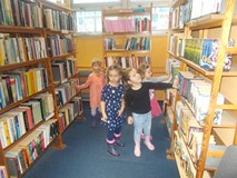 Dzieci szukają kasztanów ukrytych w bibliotece