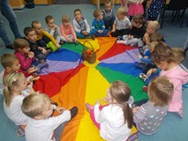 Dzieci z koszykiem pełnym jesiennych darów