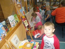 Przedszkolaki szukają książek w bibliotece