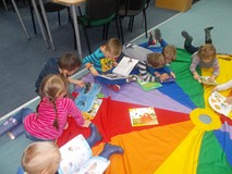 Dzieci podczas oglądania książeczek