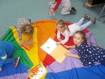 Trzy dziewczynki podczas oglądania książeczek