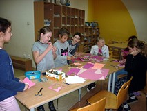 Dzieci wykonują zabawny wizerunek ŚWINKI - skarbonki
