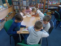 dzieci pracują przy stoliku