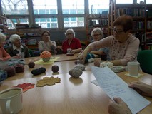 Członkinie klubu czytelniczek siedzą przy stole