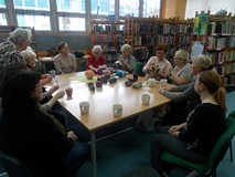 Panie siedzą przy stole rozmawiając