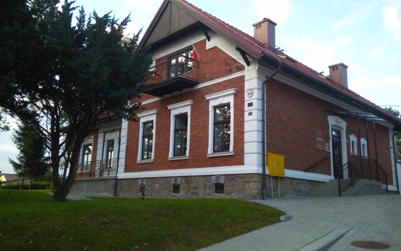 Na zdjęciu Powiatowa i Miejsko-Gminna Biblioteka Publiczna w Starym Sączu, w której...