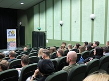 Publiczność zgromadzona na pierwszej projekcji filmu z cyklu „Miasto na przykład”