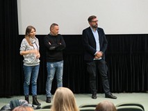 Organizatorzy witają publiczność zgromadzoną na projekcji filmu z cyklu „Miasto na przykład”