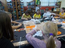 Dzieci pracują przy wspólnym stole tworząc prace plastyczne