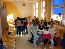 Kolejna zabawa - dzieci w grupach naradzają się nad wyborem postaci