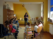 Bibliotekarka wita dzieci w bibliotece