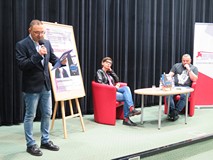 Od lewej: Dyrektor Koszalińskiej Biblioteki Publicznej, Dariusz Pawlikowski wita publiczność zgromad