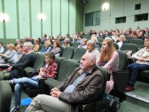 Publiczność zgromadzona na spotkaniu z Magdaleną Grzebałkowską