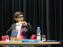 Magdalena Grzebałkowska podczas spotkania w Koszalińskiej Bibliotece Publicznej