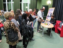 Magdalena Grzebałkowska rozdaje autografy po spotkaniu w Koszalińskiej Bibliotece Publicznej
