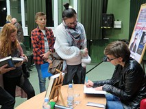 Magdalena Grzebałkowska rozdaje autografy po spotkaniu w Koszalińskiej Bibliotece Publicznej