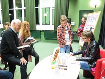 Magdalena Grzebałkowska rozdaje autografy po spotkaniu w Koszalińskiej Bibliotece Publicznej