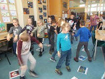 Dzieci tańczą przy wspólnej zabawie