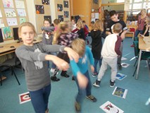 Dzieci chodzą jak mumie przy wspólnej zabawie