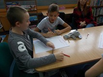 Dwaj chłopcy tworzą reklamę pluszowej myszy