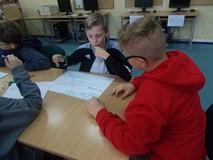 Chłopcy tworzą reklamę plastikowych okularów