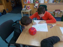 Dwóch chłopców tworzy reklamę kostki do gry