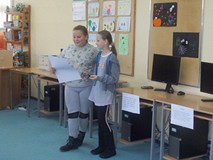 Dwie dziewczynki prezentują efekty swojej pracy