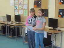 Dwie dziewczynki prezentują efekty swojej pracy