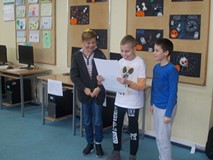 Trzech chłopców prezentuje reklamę