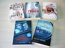 Nowe książki leżą na stole
