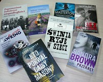 nowe książki leżą na stole 3