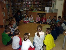 Dzieci i bibliotekarka siedzą w kręgu - dyskutujemy