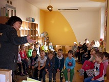 Bibliotekarka wita dzieci w bibliotece