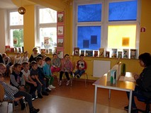 Przedstawienie JAK DOBRZE BYĆ ŻA BKĄ w teatrzyku Kamishibai