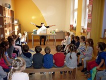 Przedstawienie JAK DOBRZE BYĆ ŻABKĄ w teatrzyku Kamishibai